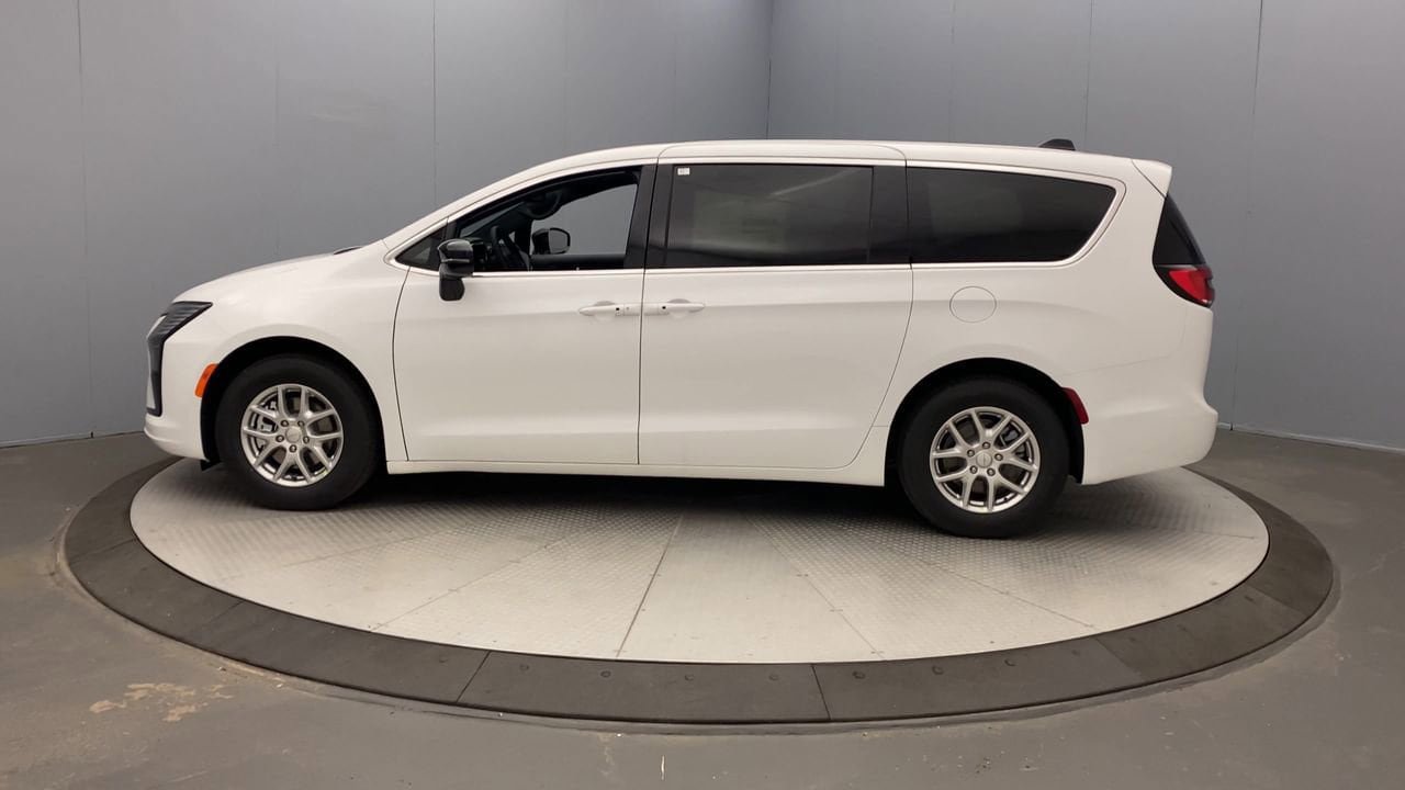 New 2027 Chrysler Pacifica Select FWD image 2
