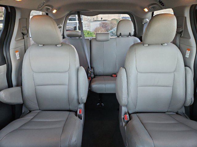 Used 2020 Toyota Sienna L image 19