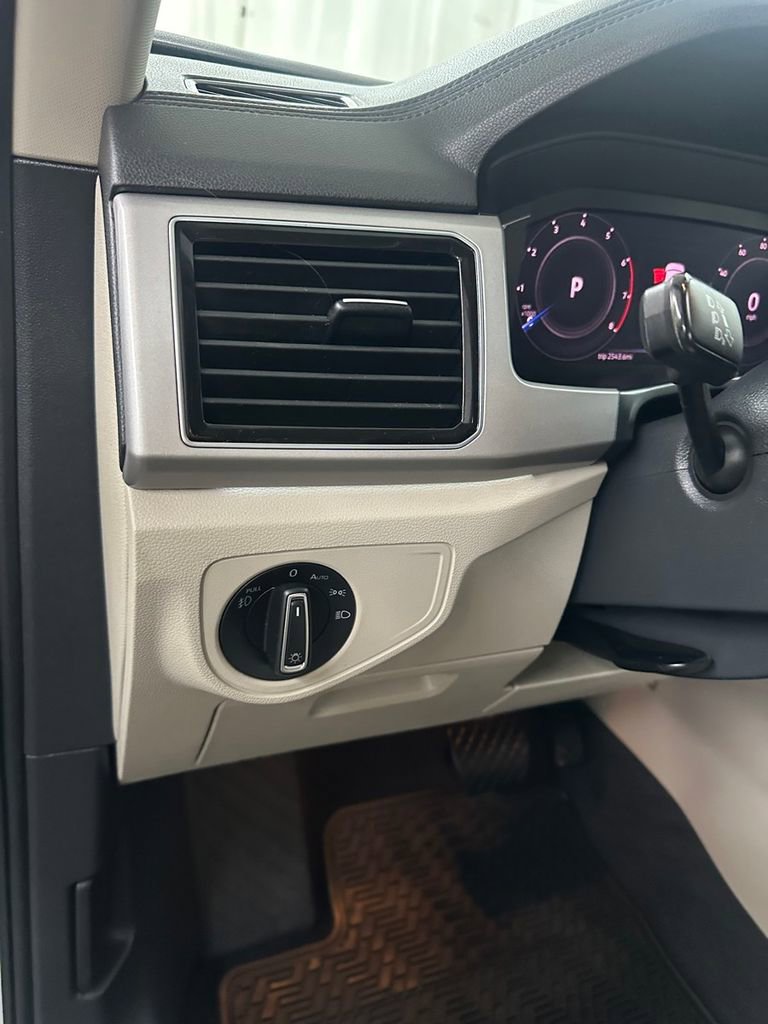 Used 2019 Volkswagen Atlas SEL Premium image 16