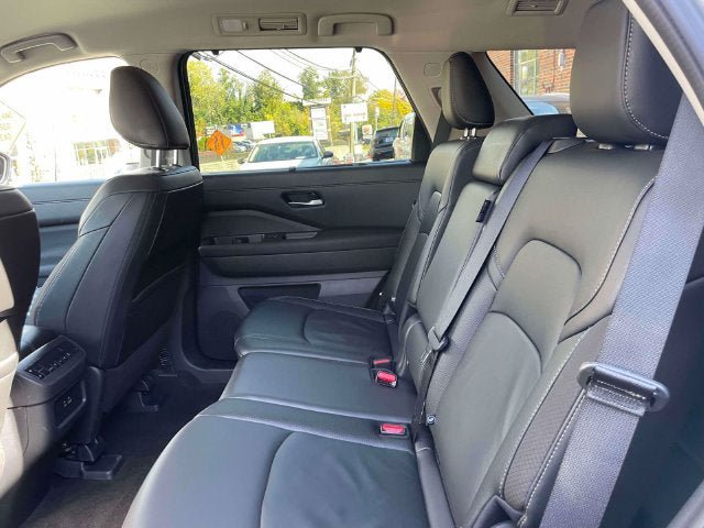 Used 2025 Nissan Pathfinder SL AWD/4WD image 12