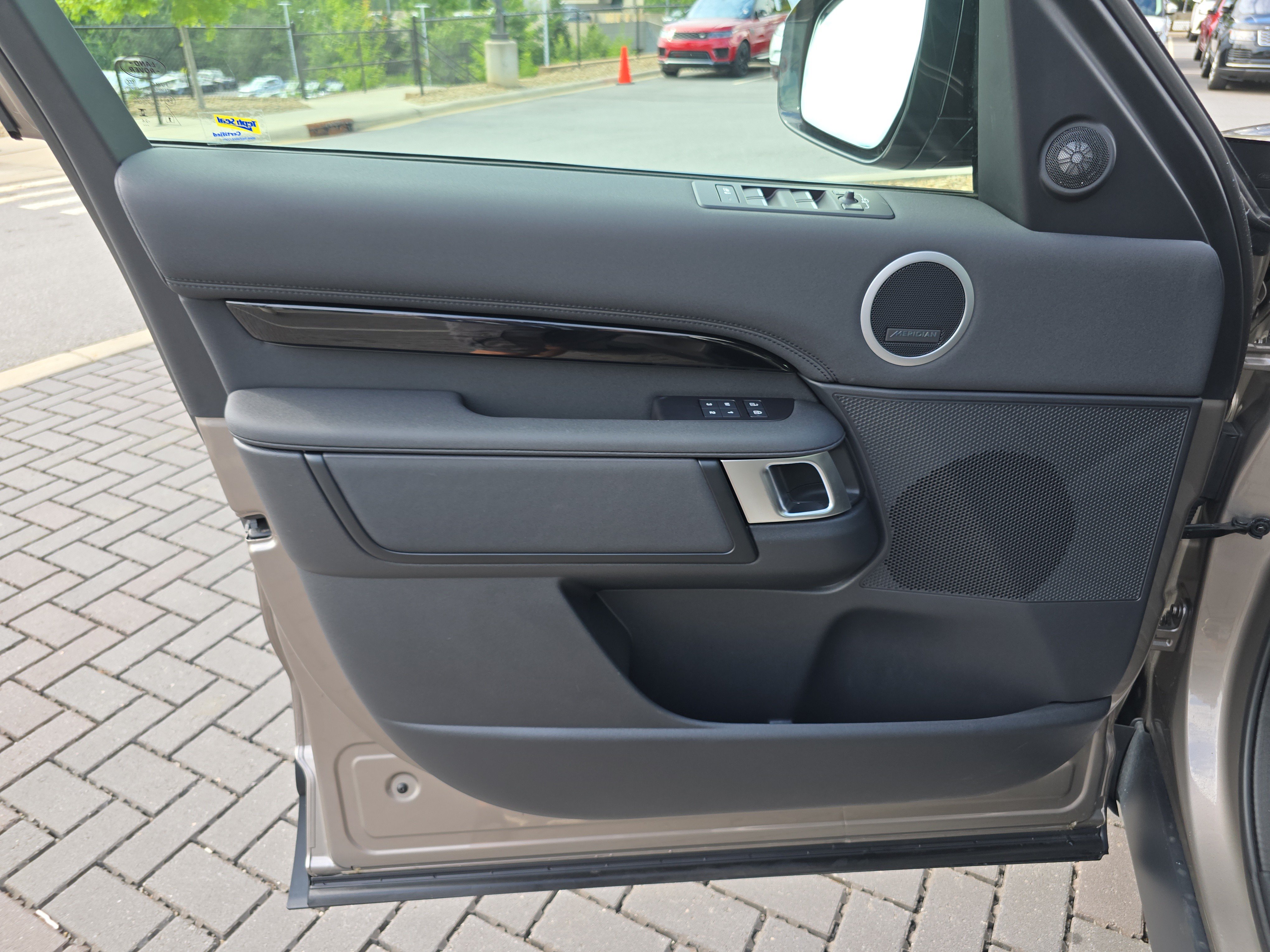 Certified 2025 Land Rover Discovery S AWD/4WD image 20