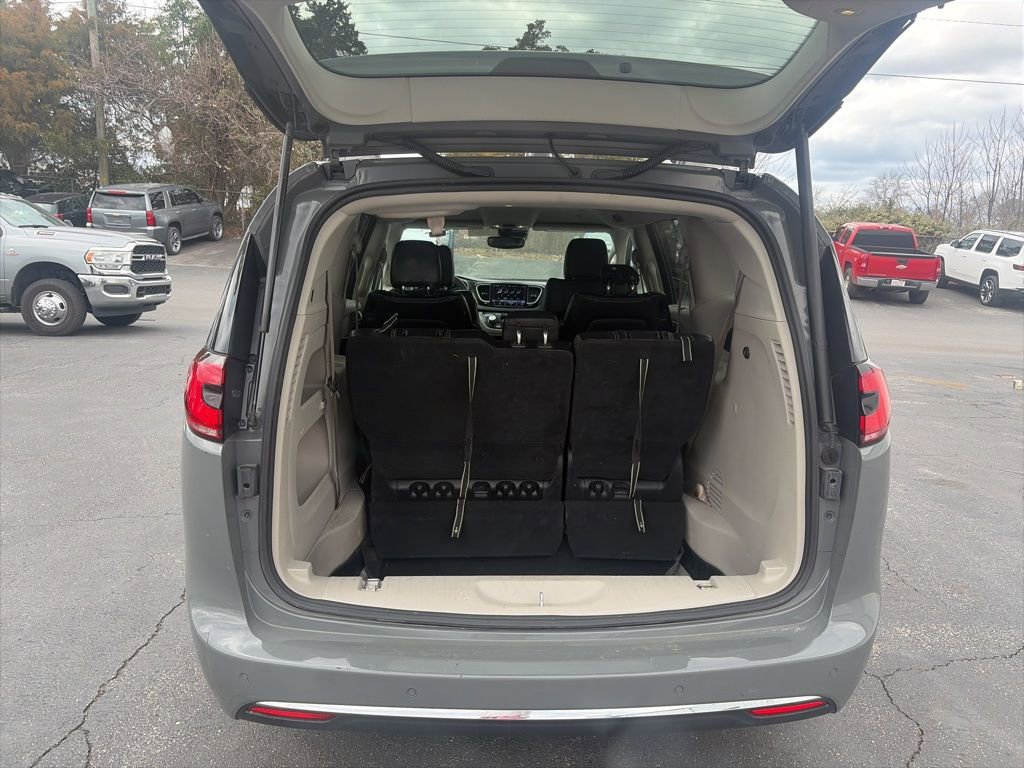 Used 2022 Chrysler Pacifica Touring-L image 10