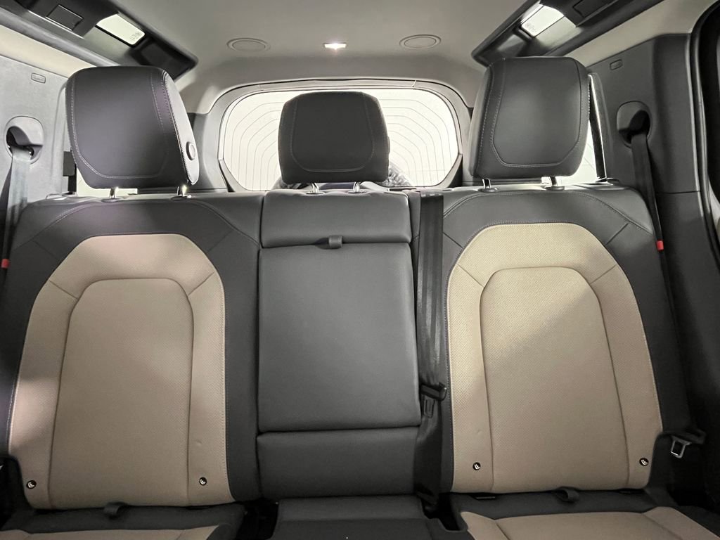 Used 2024 Land Rover Defender 110 X-Dynamic SE image 15