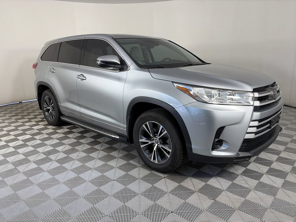 Used 2017 Toyota Highlander LE FWD image 1