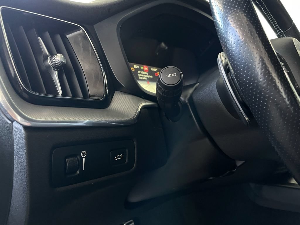 Used 2018 Volvo XC60 T6 R-Design w/ Convenience Package AWD/4WD image 31