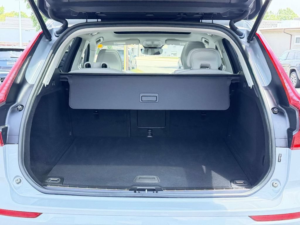 Used 2024 Volvo XC60 B5 Plus AWD/4WD image 14