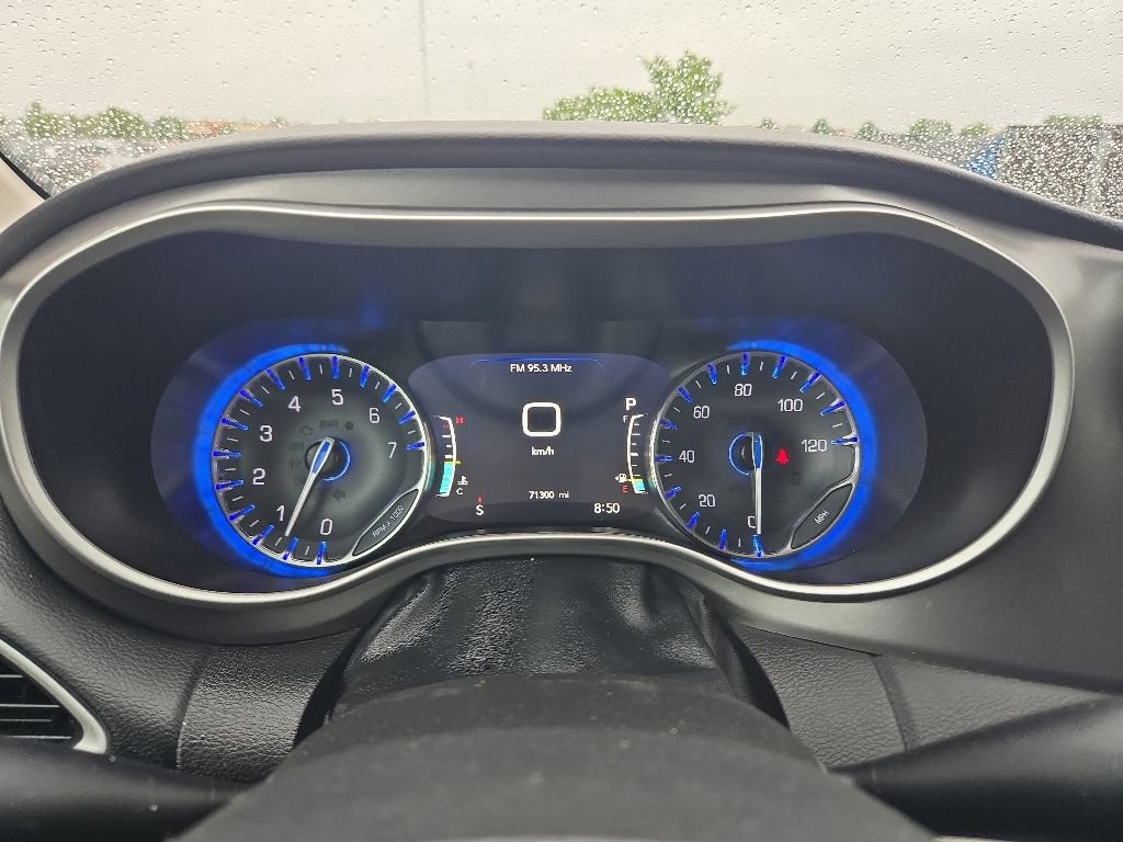 Used 2023 Chrysler Pacifica Touring-L FWD image 11