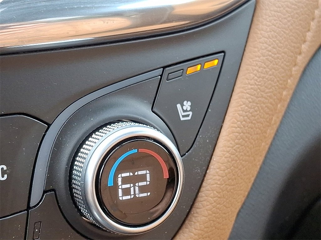 Used 2018 Chevrolet Equinox Premier image 25