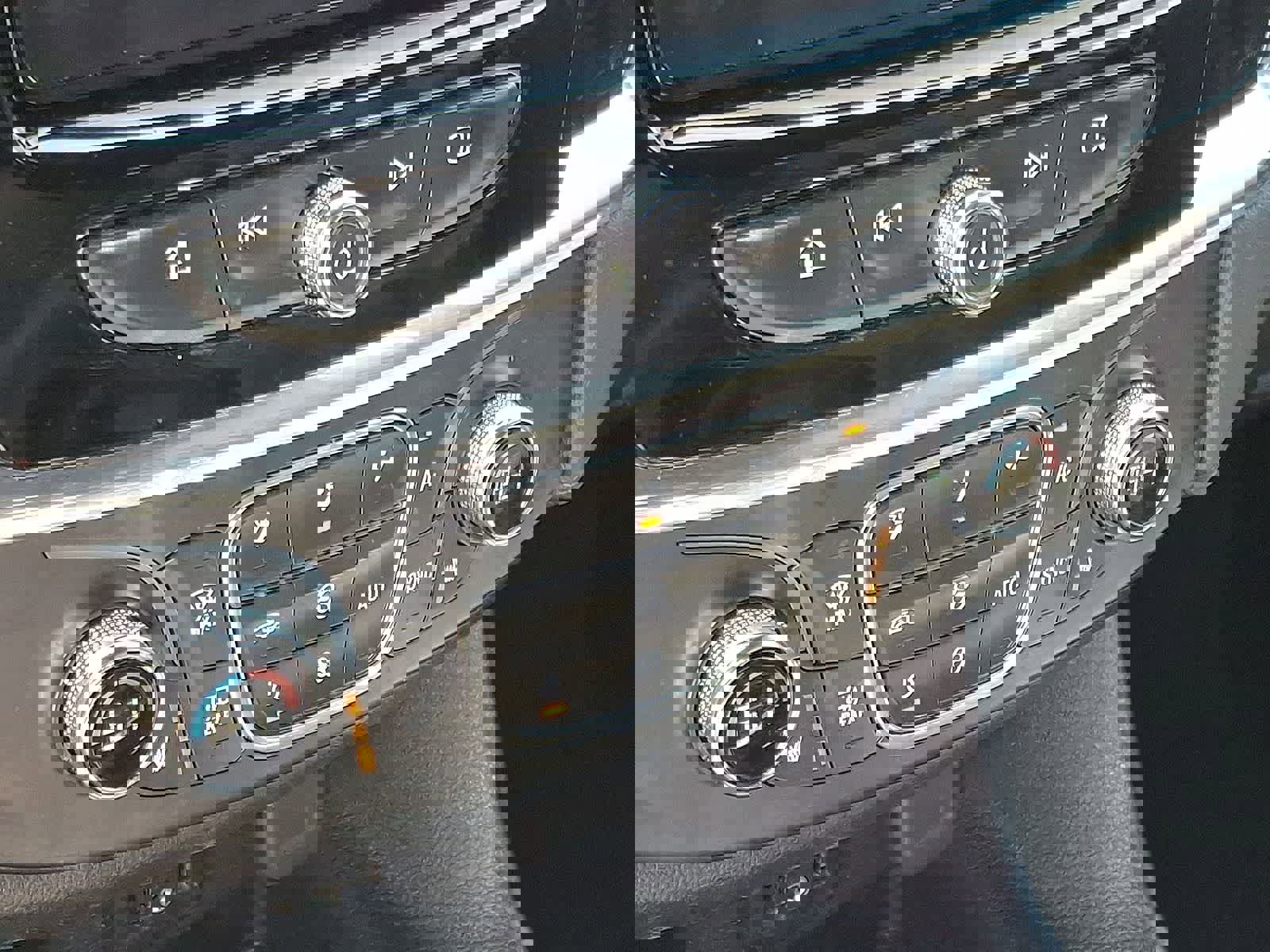 Used 2023 Chevrolet Traverse LT image 23