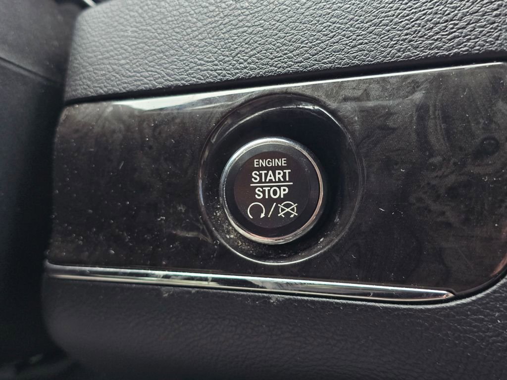 Used 2011 Chrysler Town & Country Limited image 7