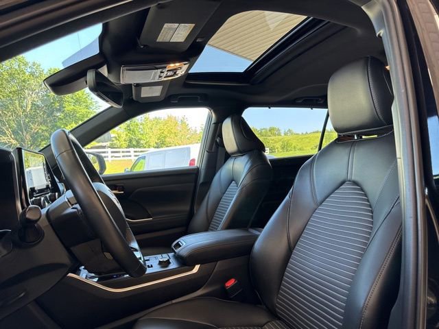 Used 2022 Toyota Highlander XSE AWD/4WD image 9