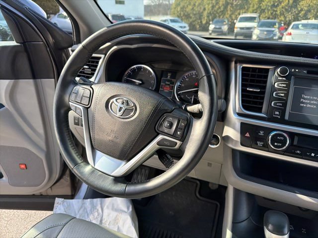 Used 2015 Toyota Highlander Limited Platinum AWD/4WD image 28