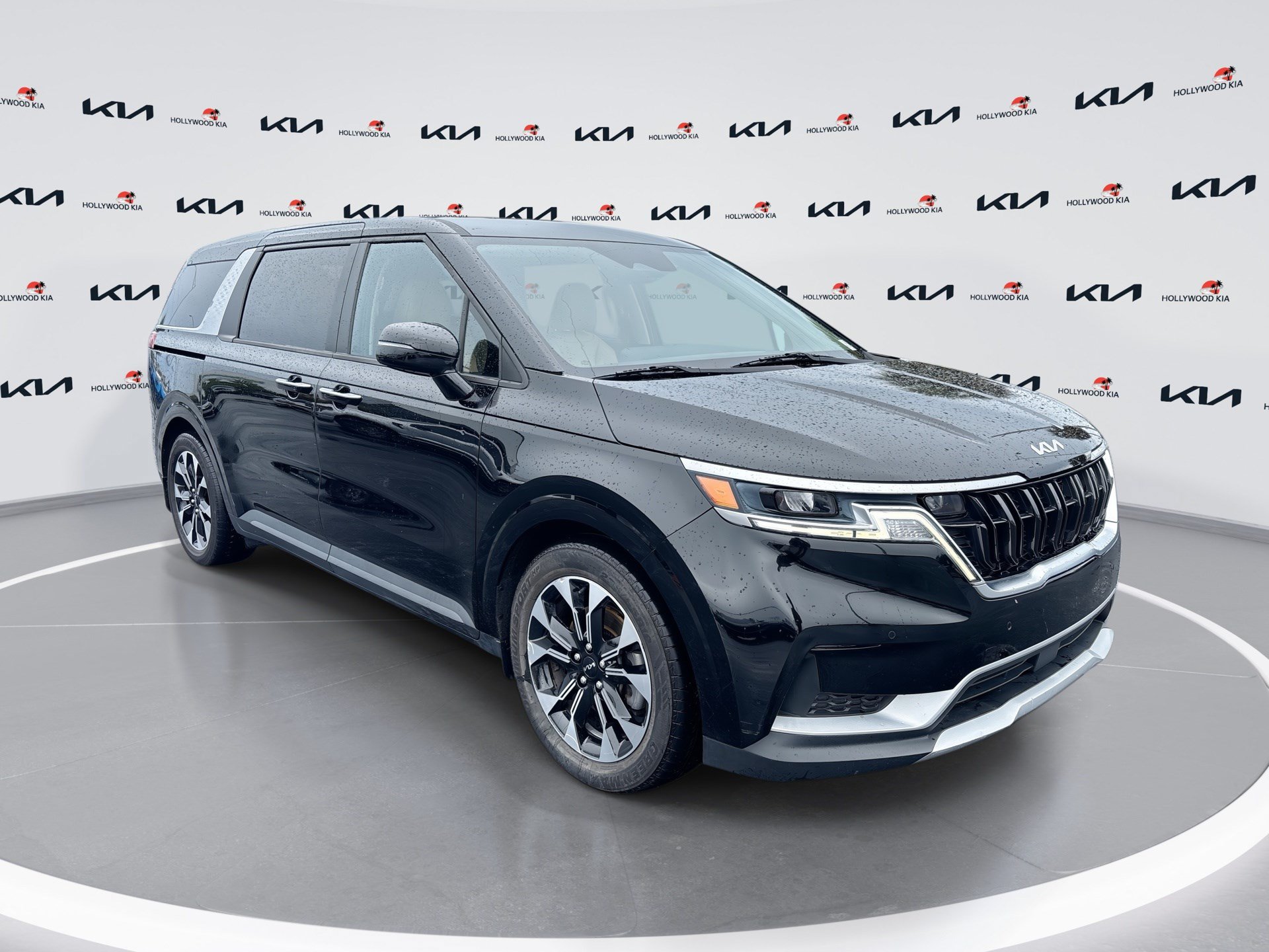 Used 2022 Kia Carnival EX FWD image 1