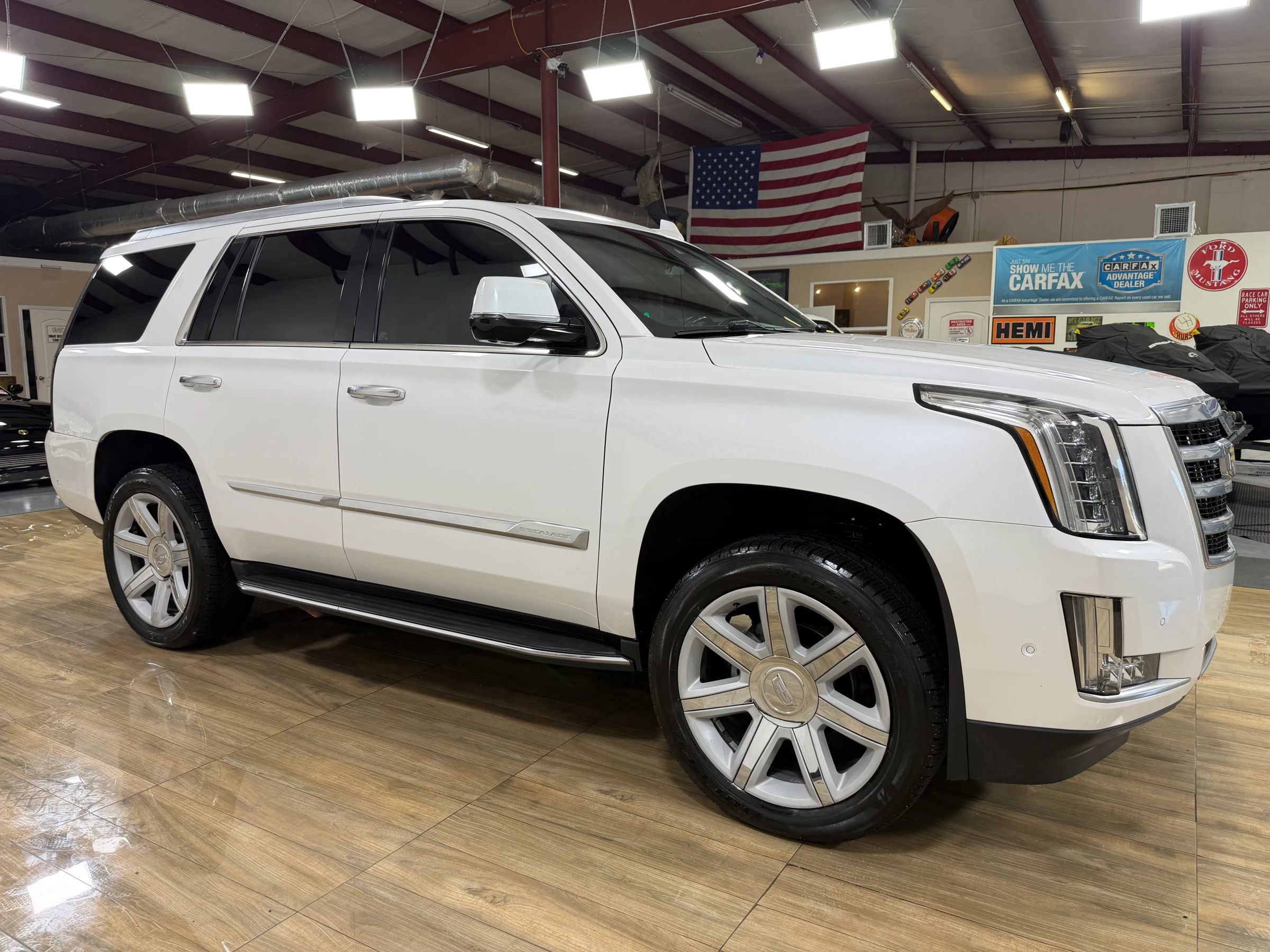Used 2017 Cadillac Escalade Luxury Sport Utility 4D RWD image 3