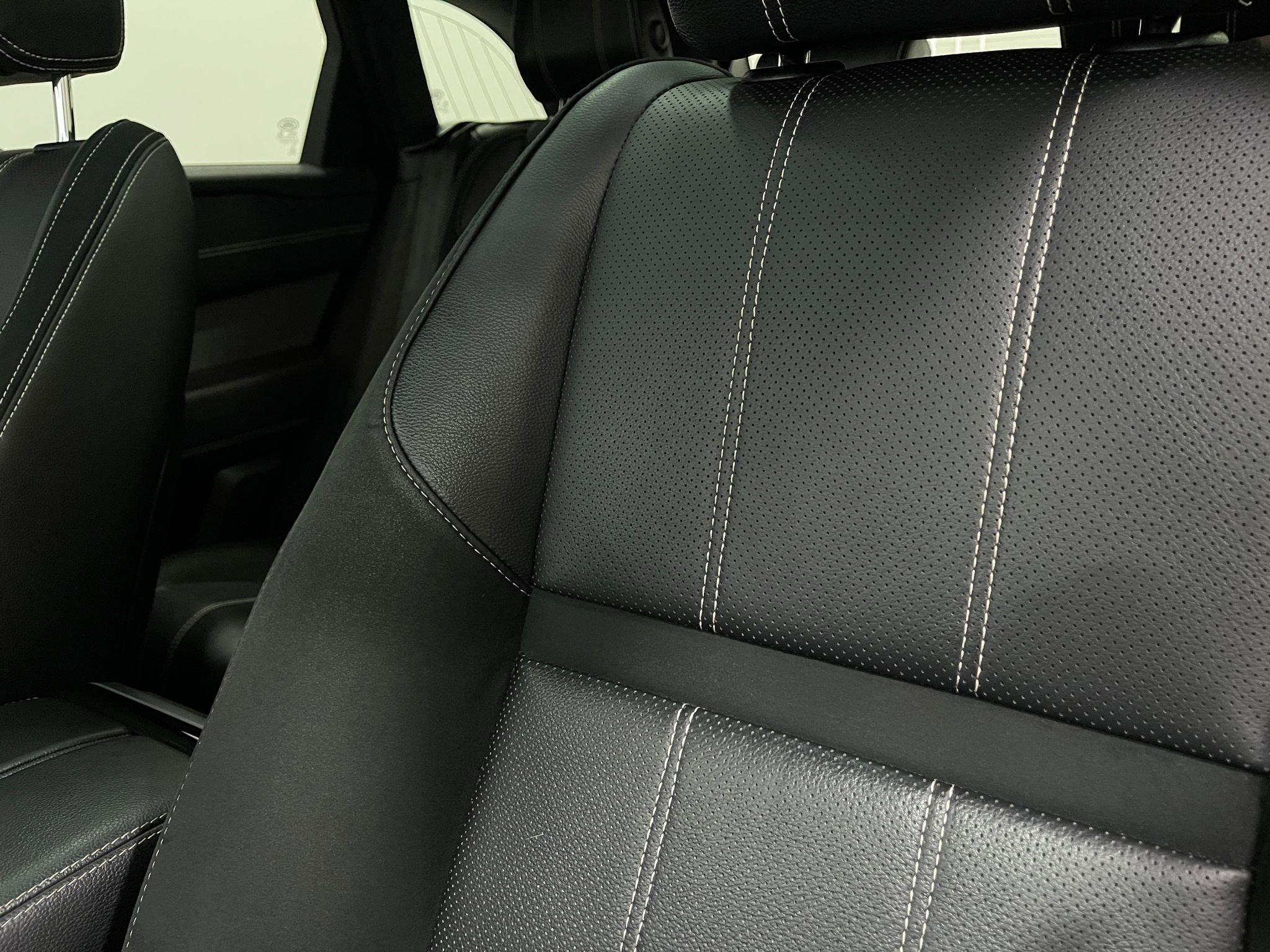 Used 2020 Land Rover Range Rover Velar R-Dynamic S image 18