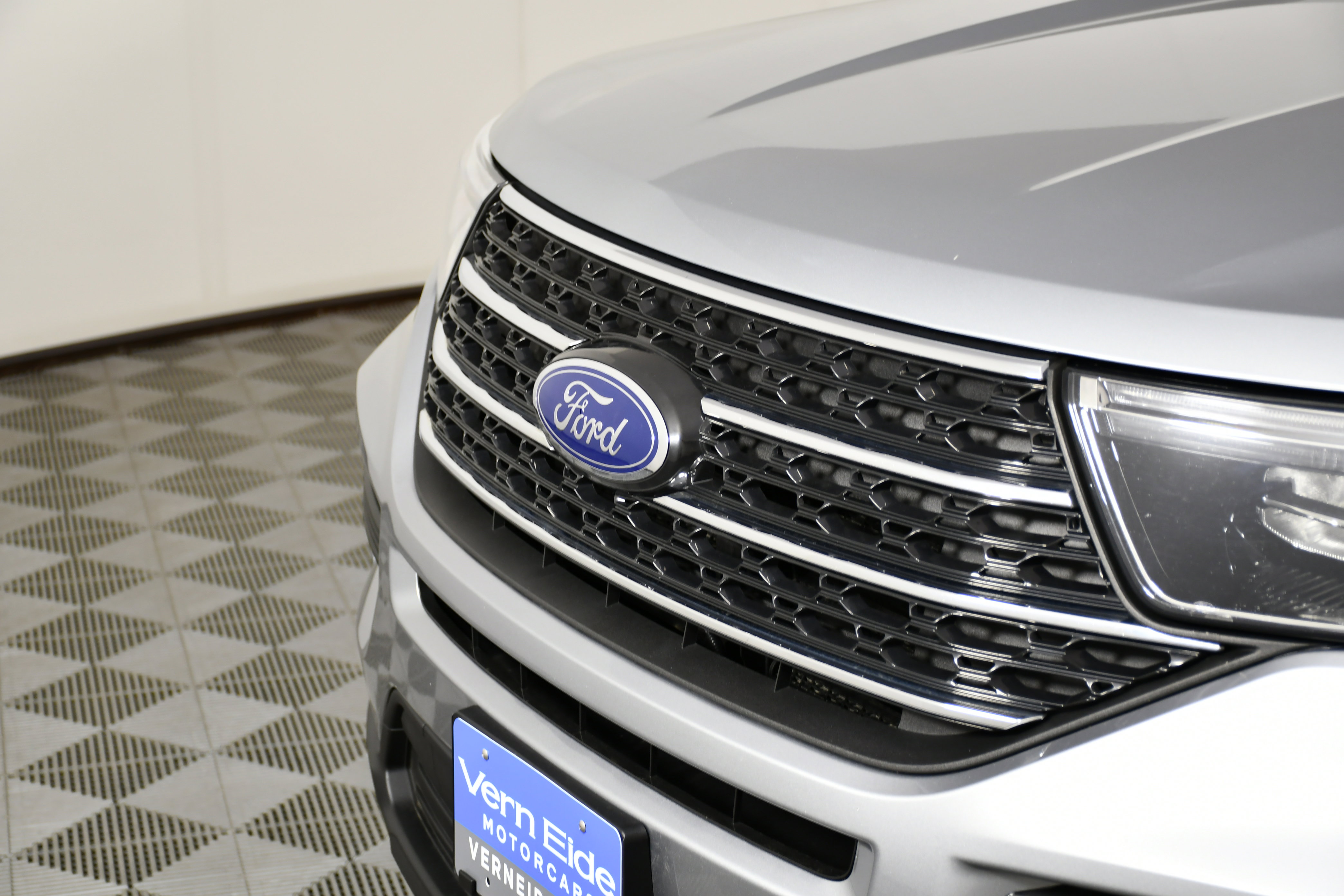 Used 2023 Ford Explorer XLT image 11