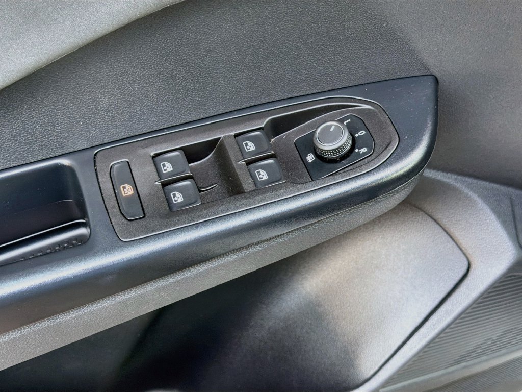 Used 2025 Volkswagen Taos SE FWD image 17