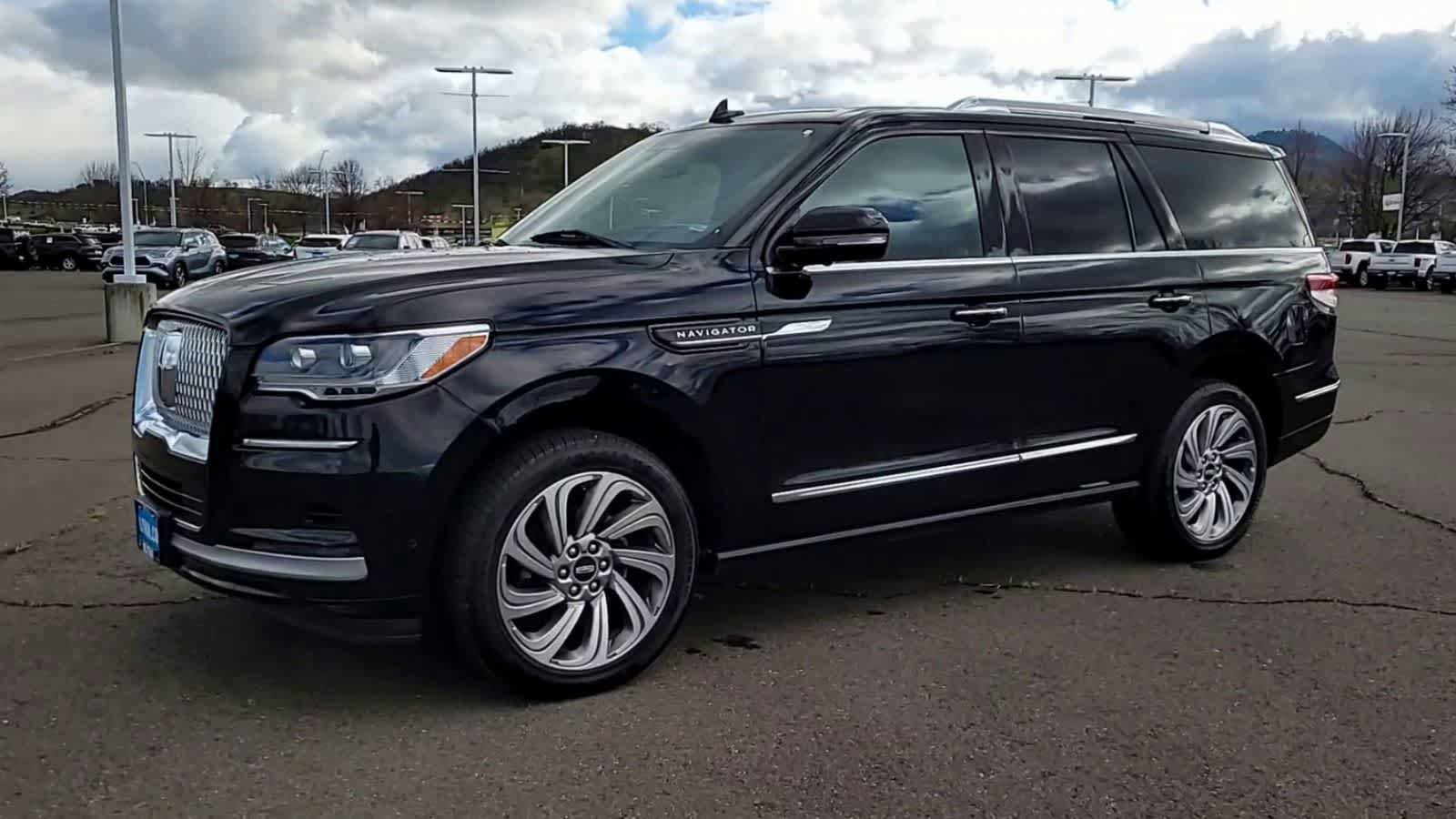 Used 2023 Lincoln Navigator Reserve AWD/4WD image 4