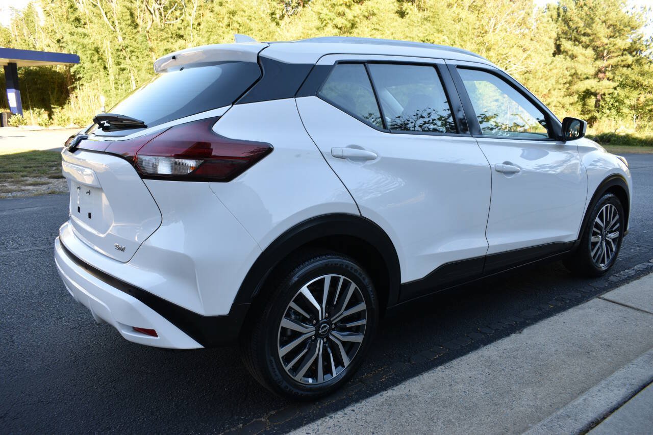 Used 2022 Nissan Kicks SV FWD image 3