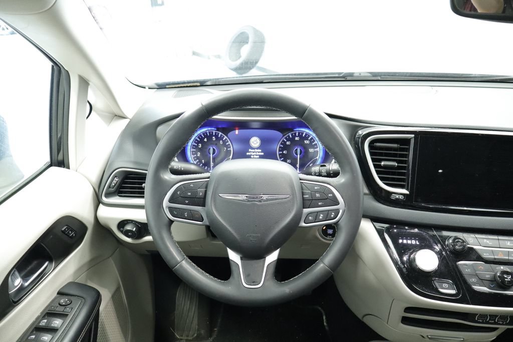 Certified 2023 Chrysler Pacifica Touring-L FWD image 25