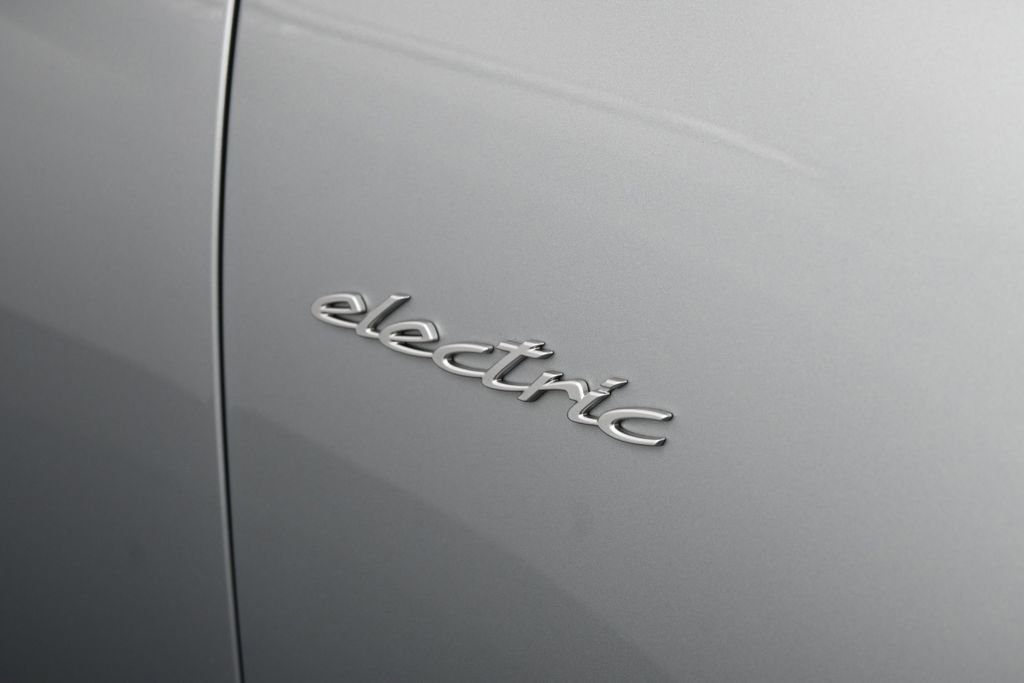 Certified 2025 Porsche Macan Electric RWD image 31
