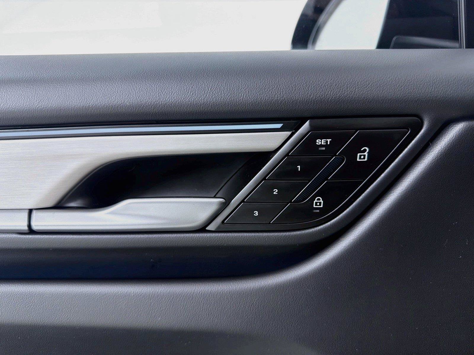 Certified 2025 Porsche Macan 4S Electric AWD/4WD image 8