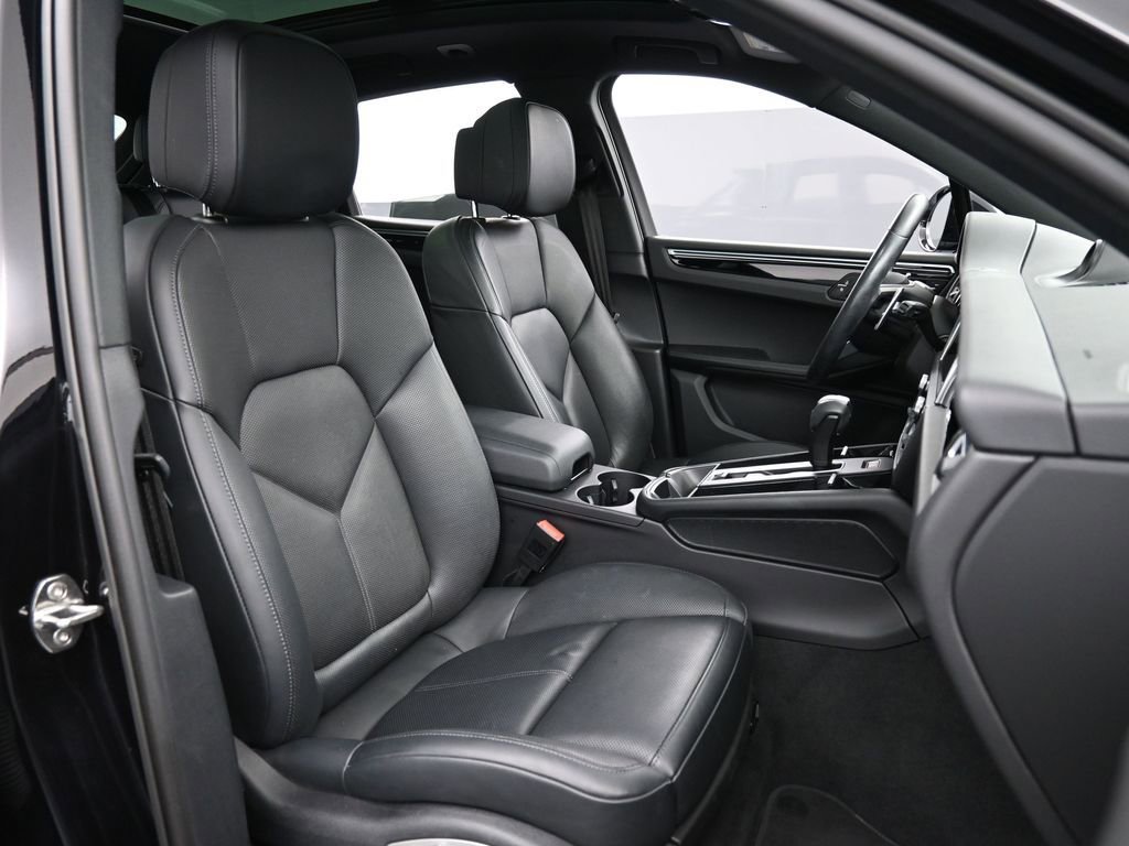 Certified 2023 Porsche Macan Turbo image 29