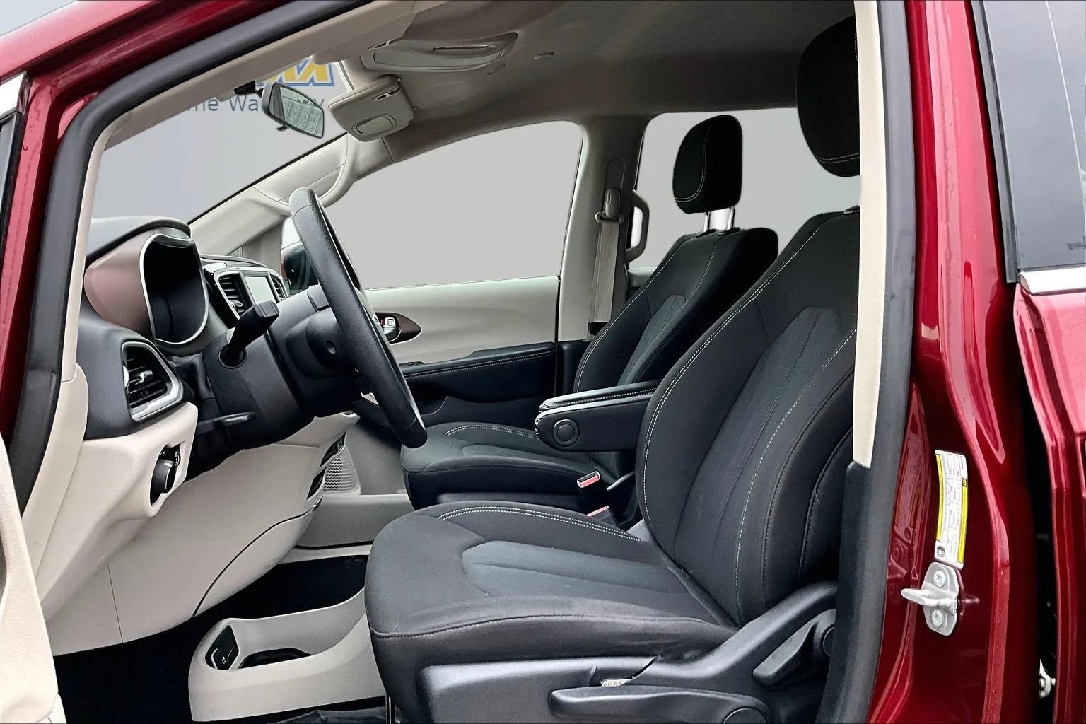 Used 2021 Chrysler Voyager L FWD image 20