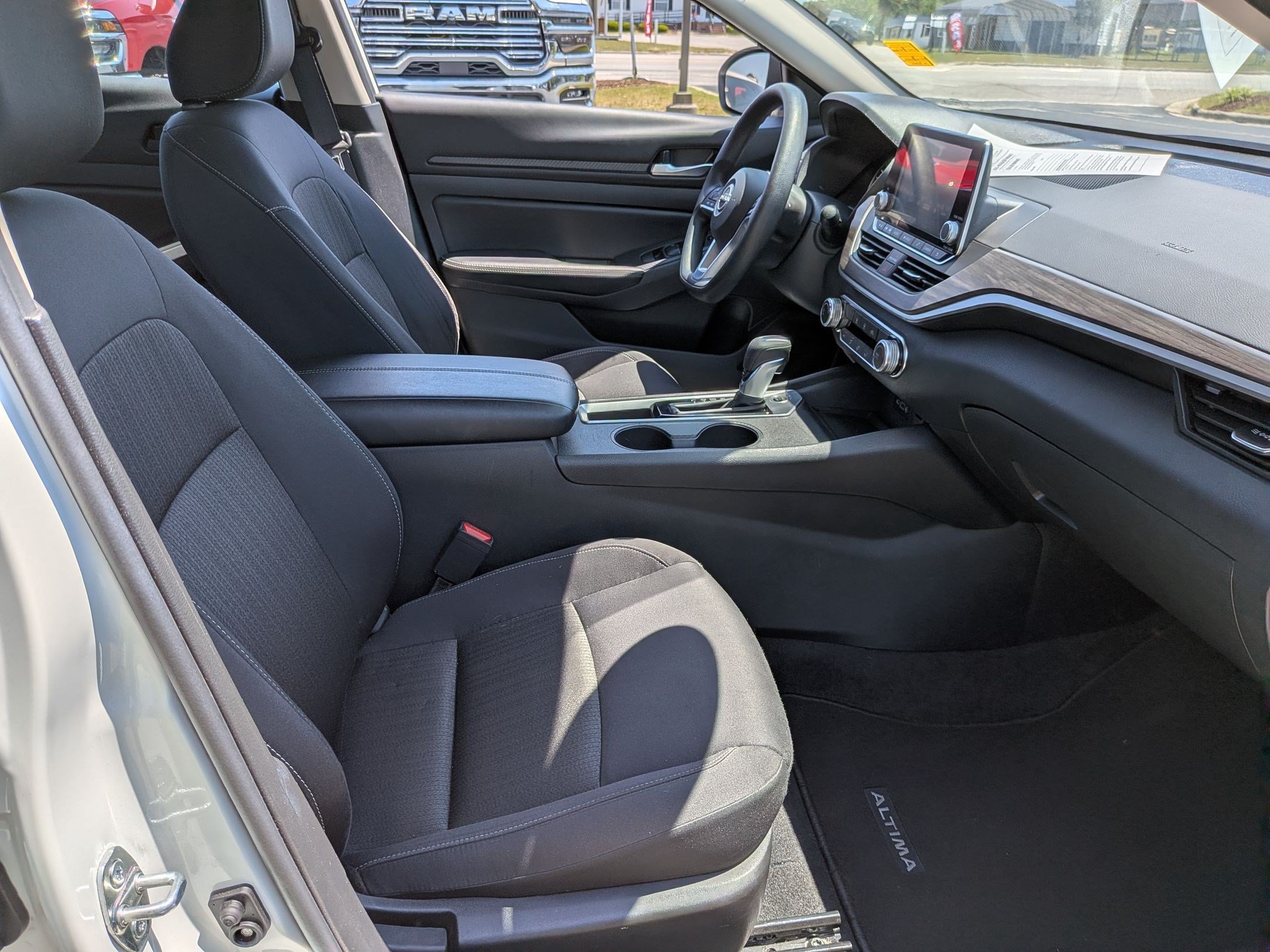 Used 2025 Nissan Altima 2.5 SV FWD image 21