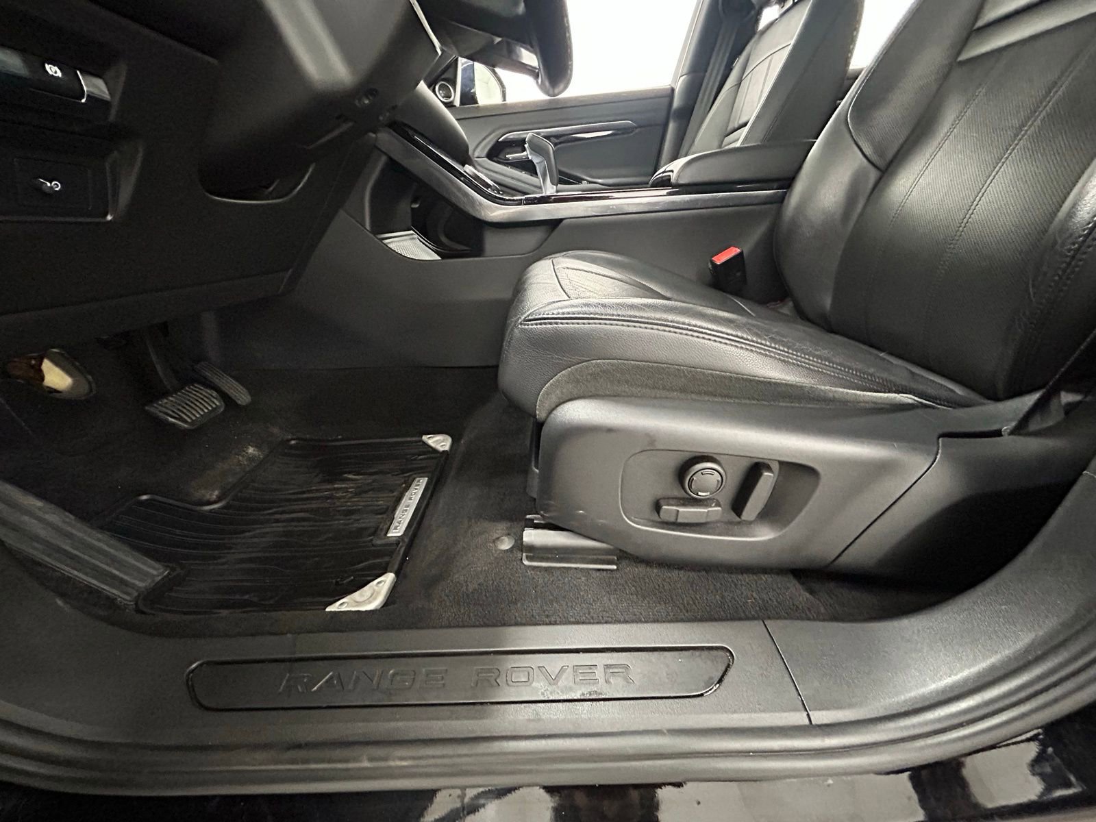 Used 2020 Land Rover Range Rover Evoque SE image 30
