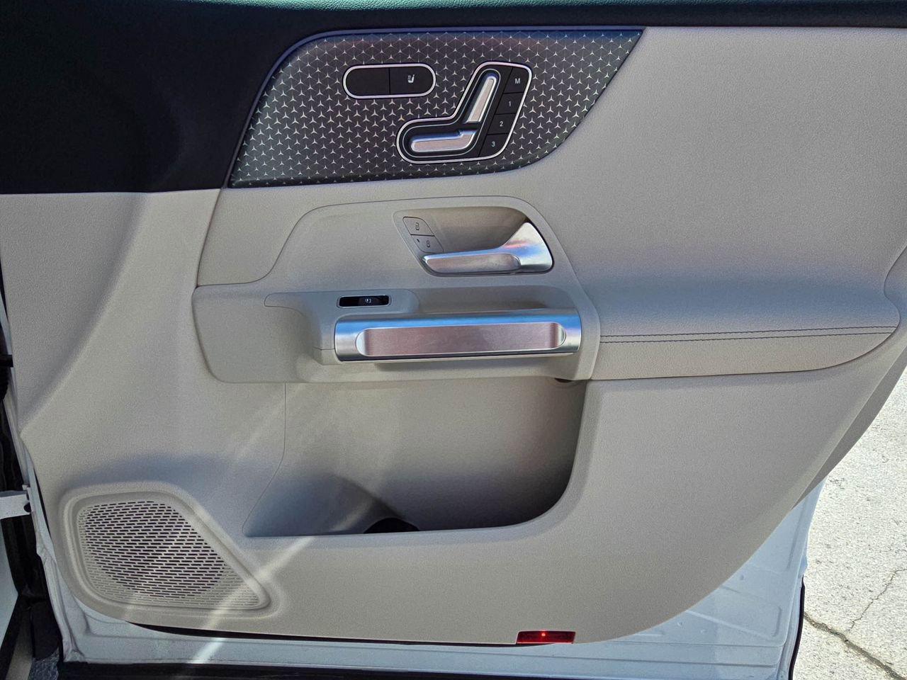 Used 2025 Mercedes-Benz GLB 250 4MATIC image 40