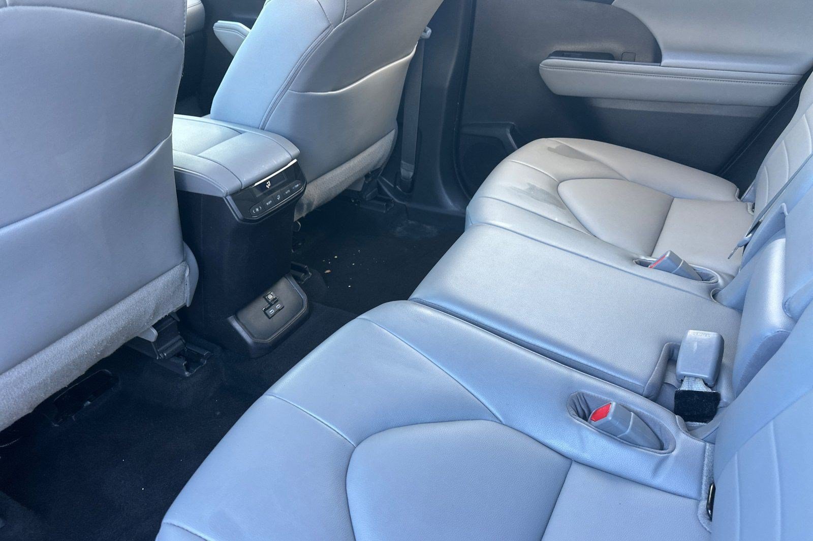 Used 2022 Toyota Highlander XLE AWD/4WD image 28