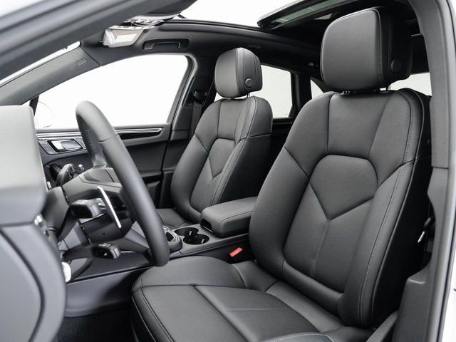Certified 2025 Porsche Macan image 5
