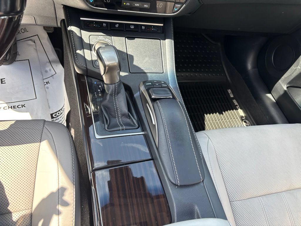 Used 2018 Lexus ES 300h w/ Luxury Package FWD image 17