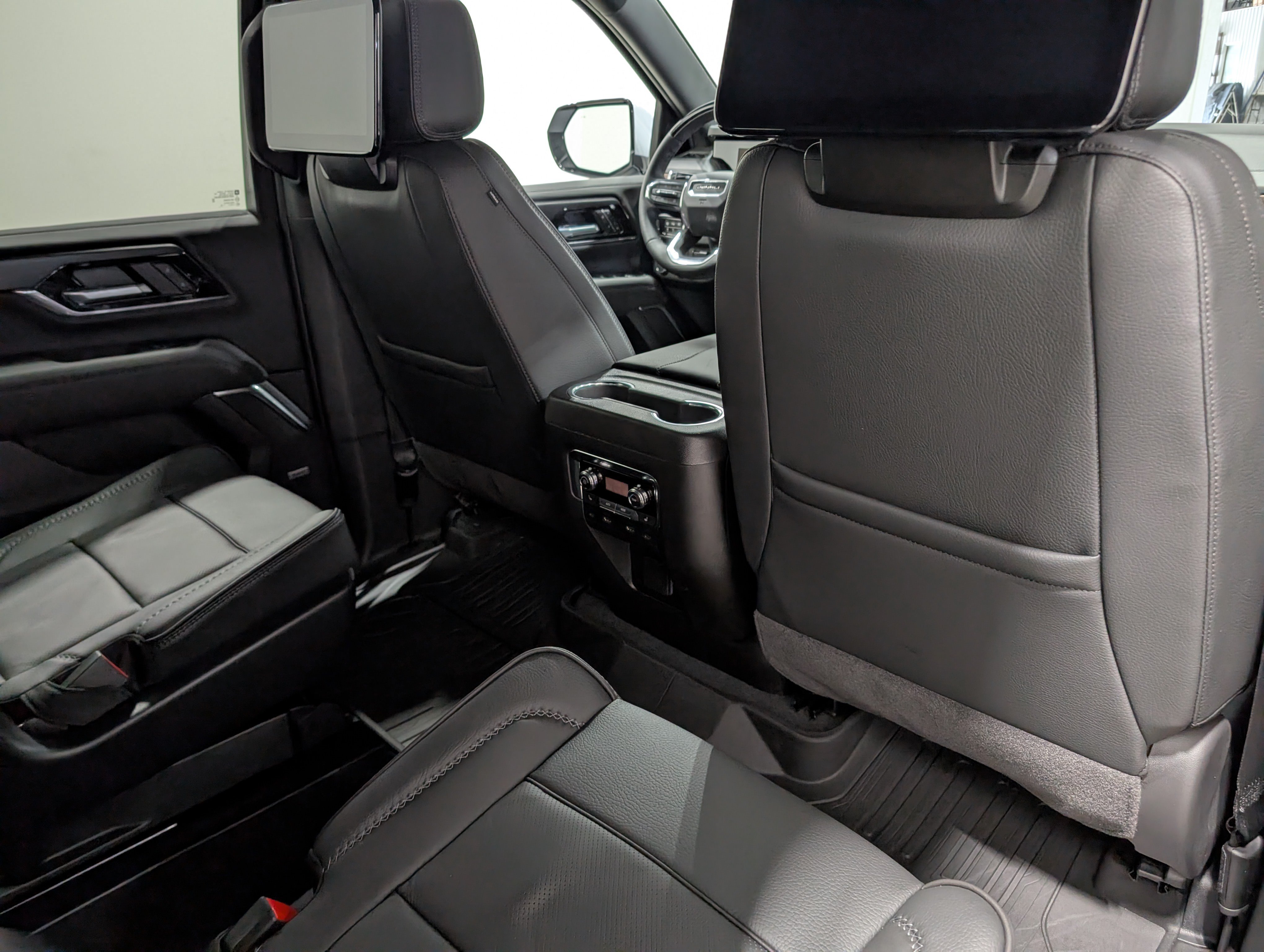 Used 2026 GMC Yukon Denali w/ Advanced Technology Package AWD/4WD image 19