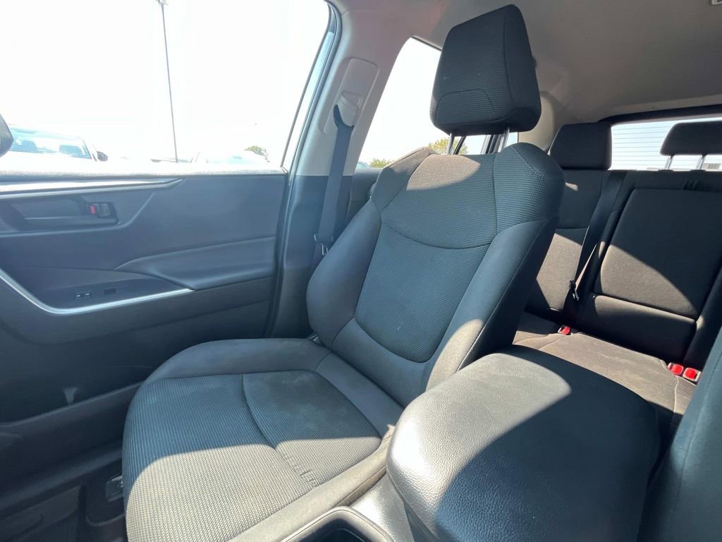 Used 2021 Toyota RAV4 LE image 29