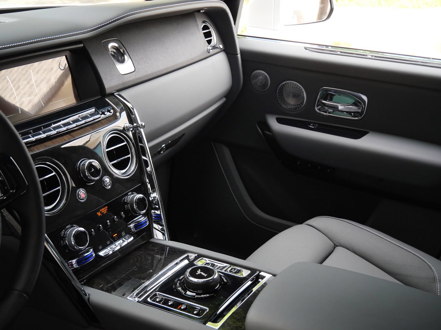 Used 2024 Rolls-Royce Cullinan w/ Cullinan Package AWD/4WD image 24