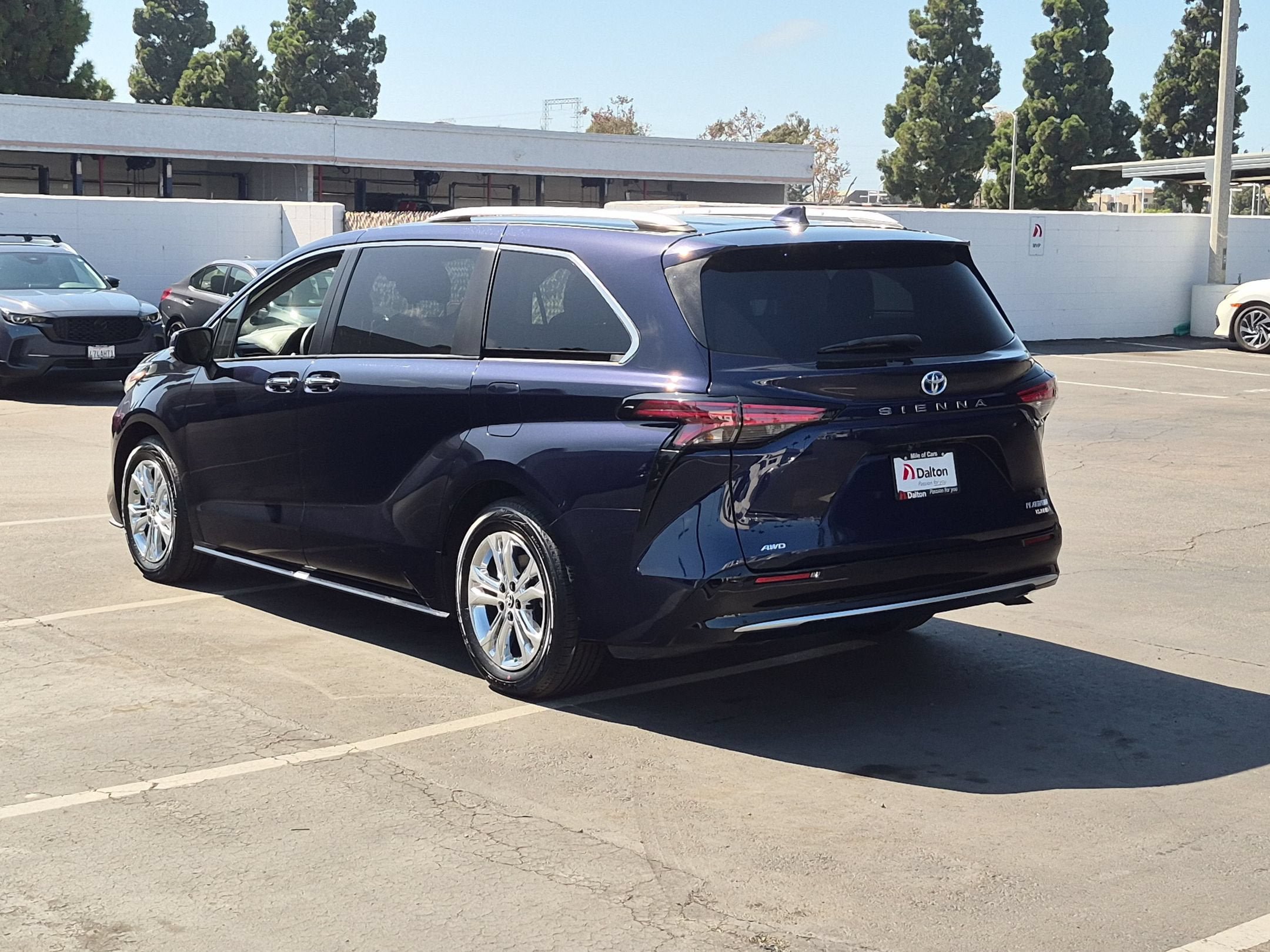 Used 2023 Toyota Sienna Platinum AWD/4WD image 6