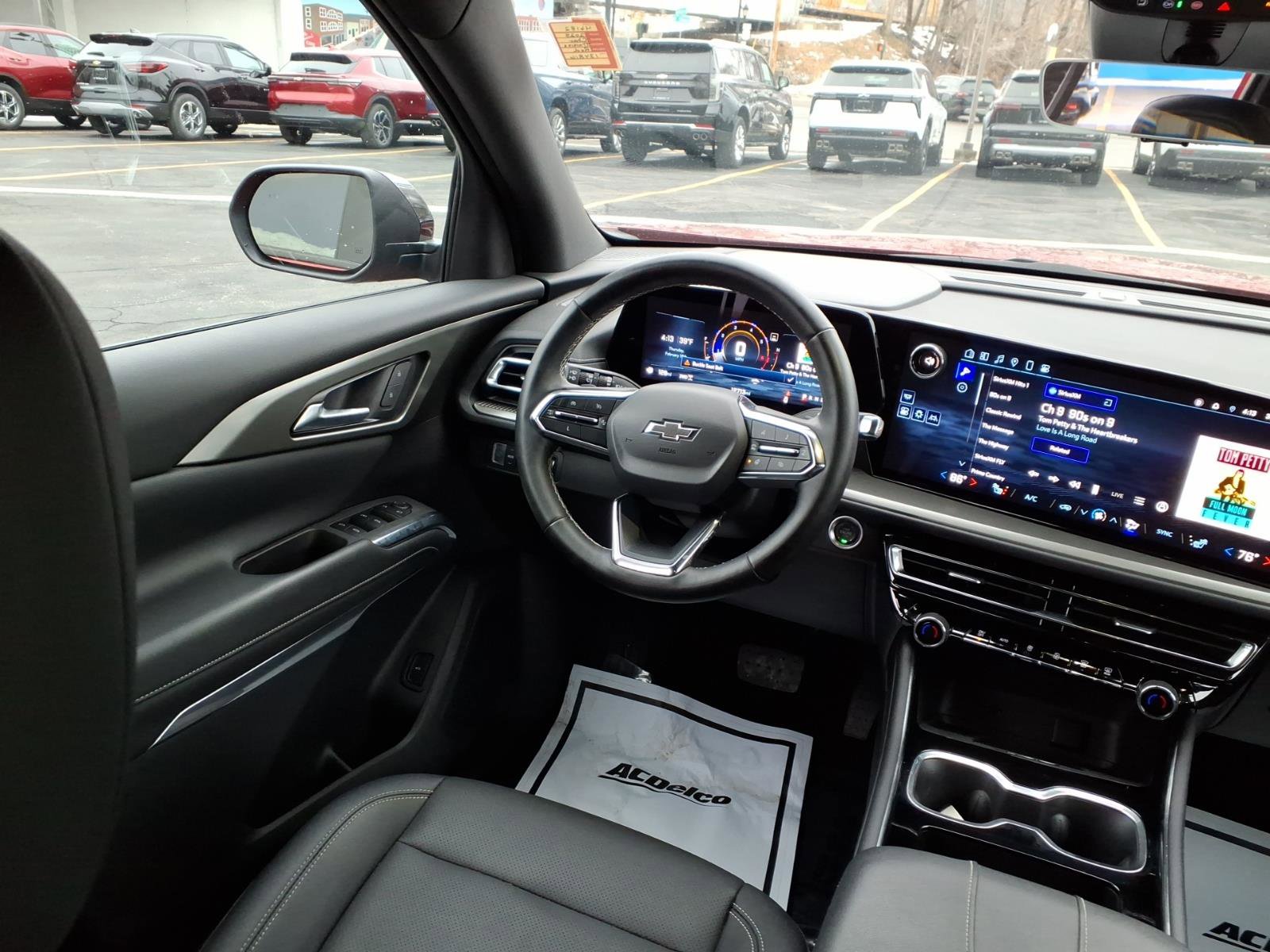 Used 2025 Chevrolet Traverse LT w/ Midnight/Sport Edition image 14