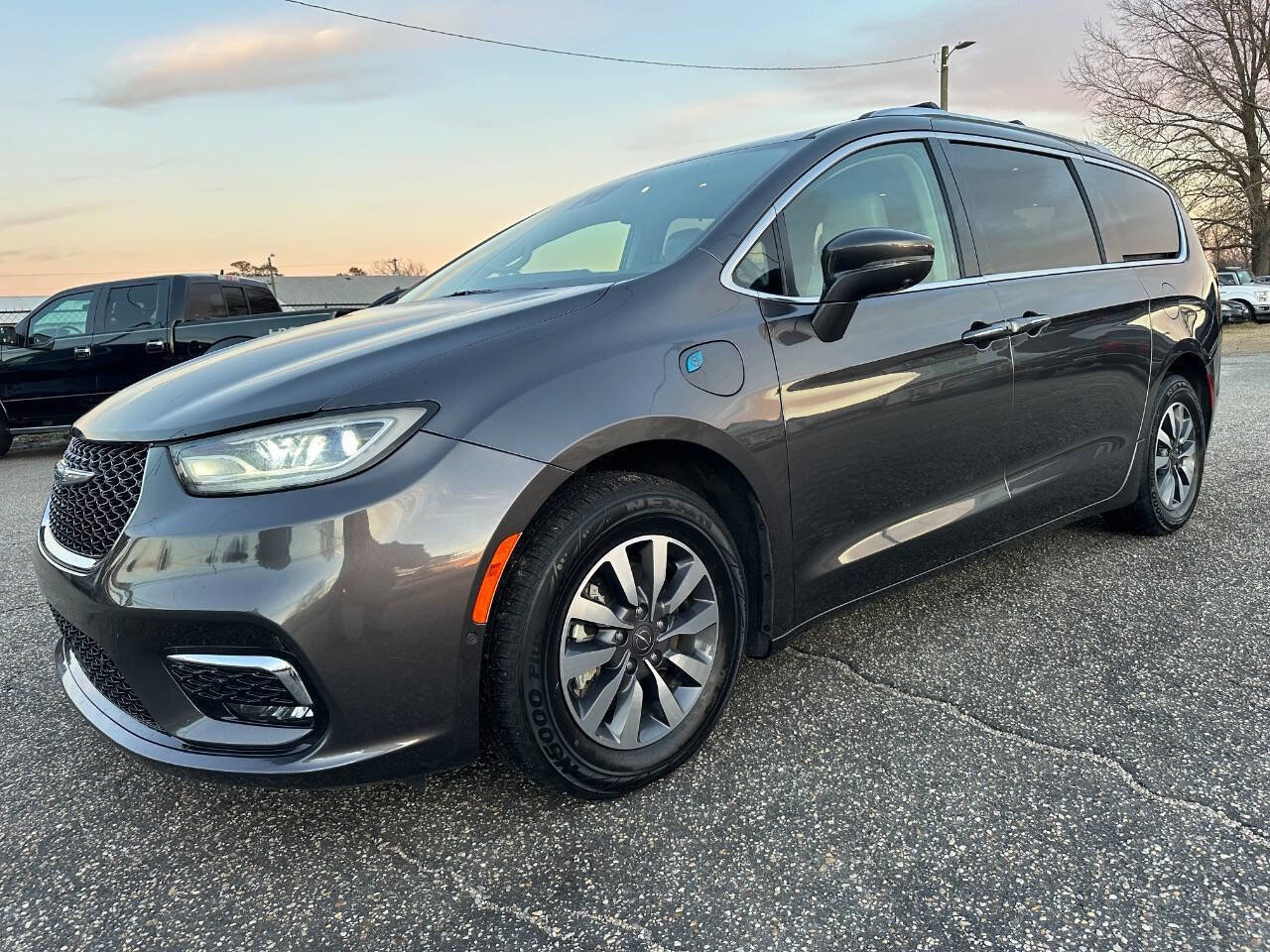 Used 2021 Chrysler Pacifica Touring-L FWD image 11