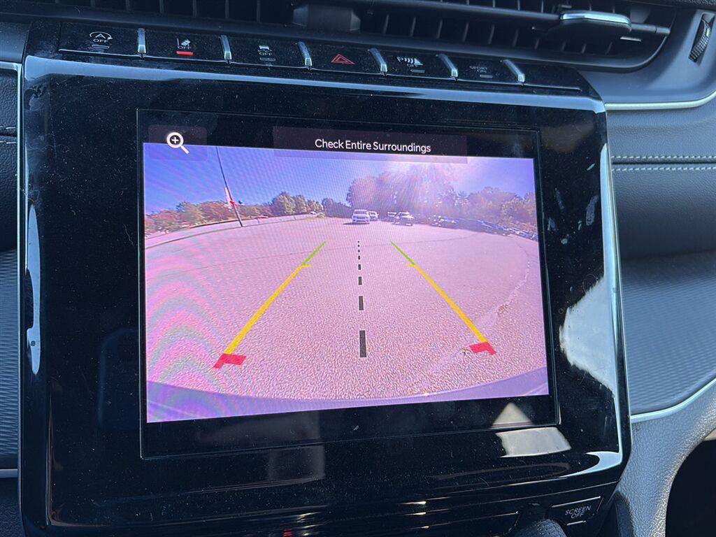 Used 2025 Jeep Grand Cherokee Laredo RWD image 10