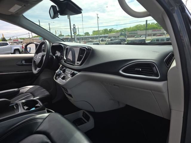 Used 2023 Chrysler Pacifica Touring-L FWD image 43