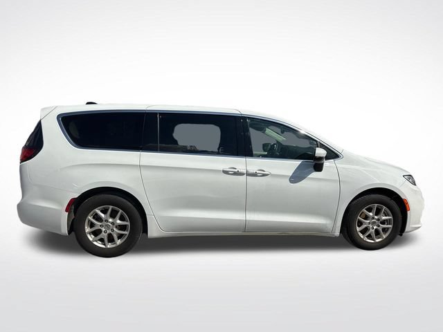 Used 2023 Chrysler Pacifica Touring-L FWD image 6