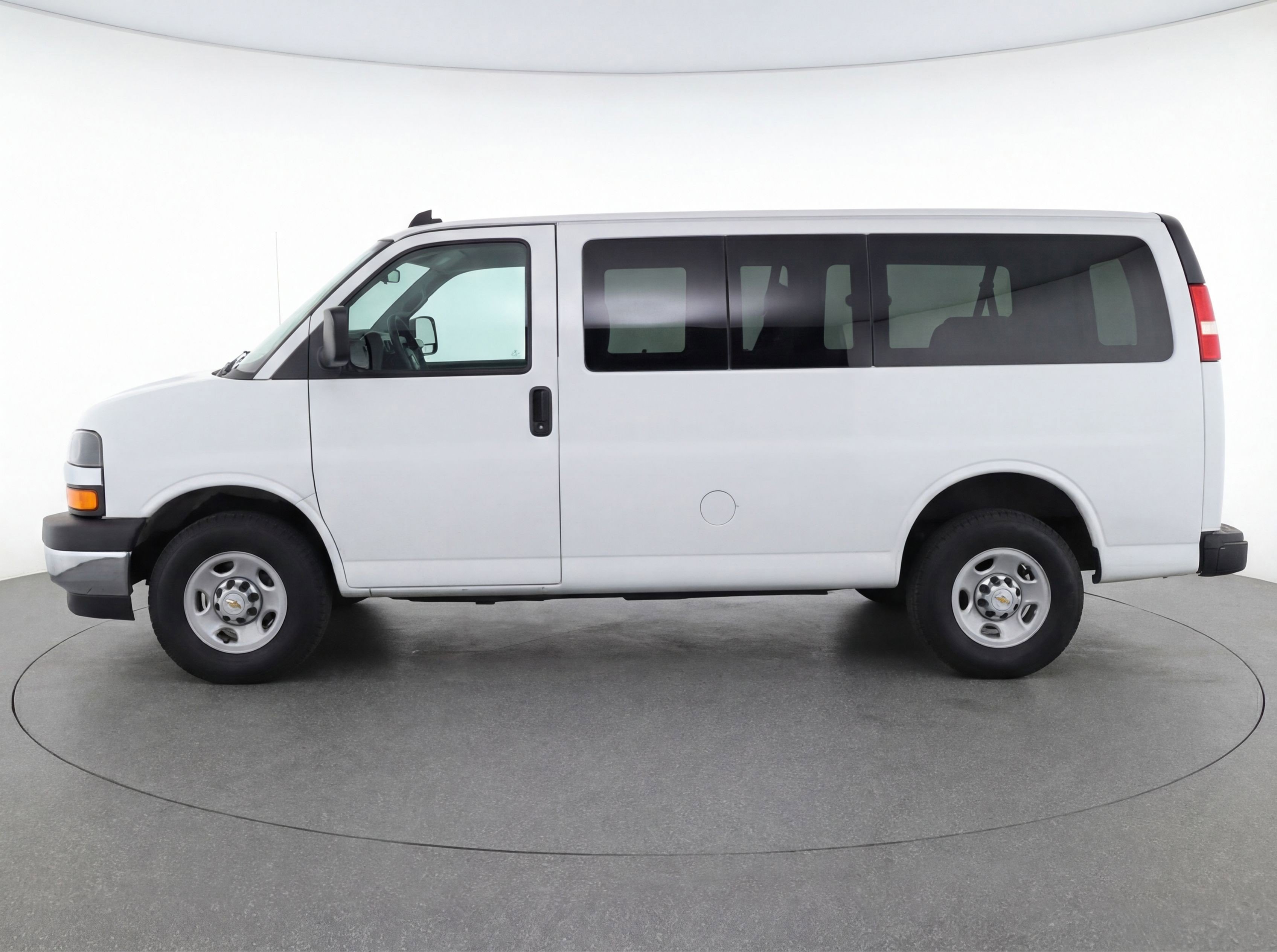 Used 2025 Chevrolet Express 3500 LT w/ LT Preferred Equipment Group RWD image 5