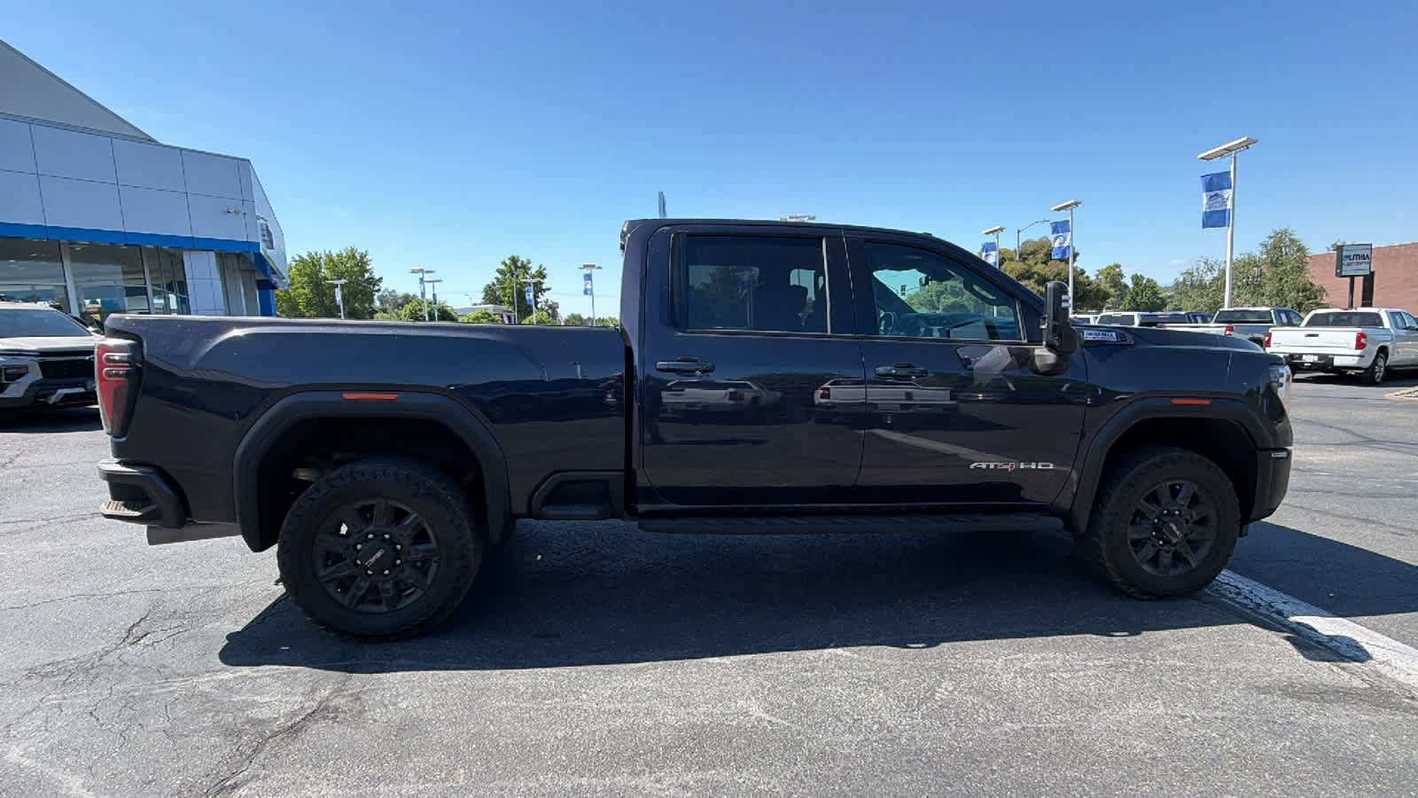 Used 2024 GMC Sierra 2500 AT4 w/ AT4 Premium Plus Package AWD/4WD image 4