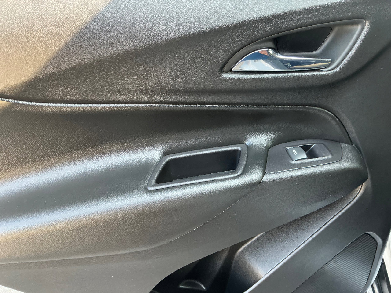 Used 2019 Chevrolet Equinox LT w/ Driver Convenience Package image 15