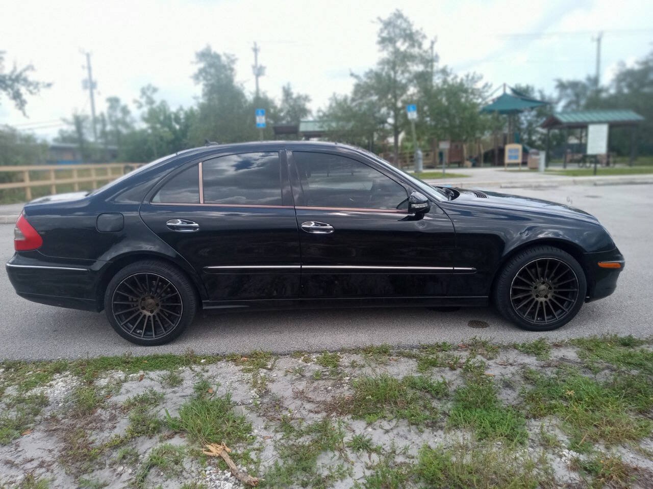 Used 2009 Mercedes-Benz E 350 4MATIC Sedan image 5