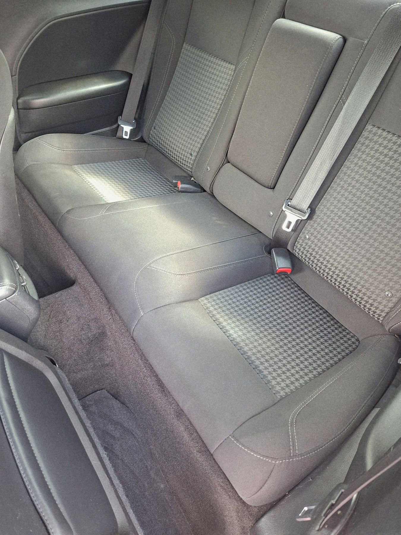 Used 2015 Dodge Challenger SXT image 8