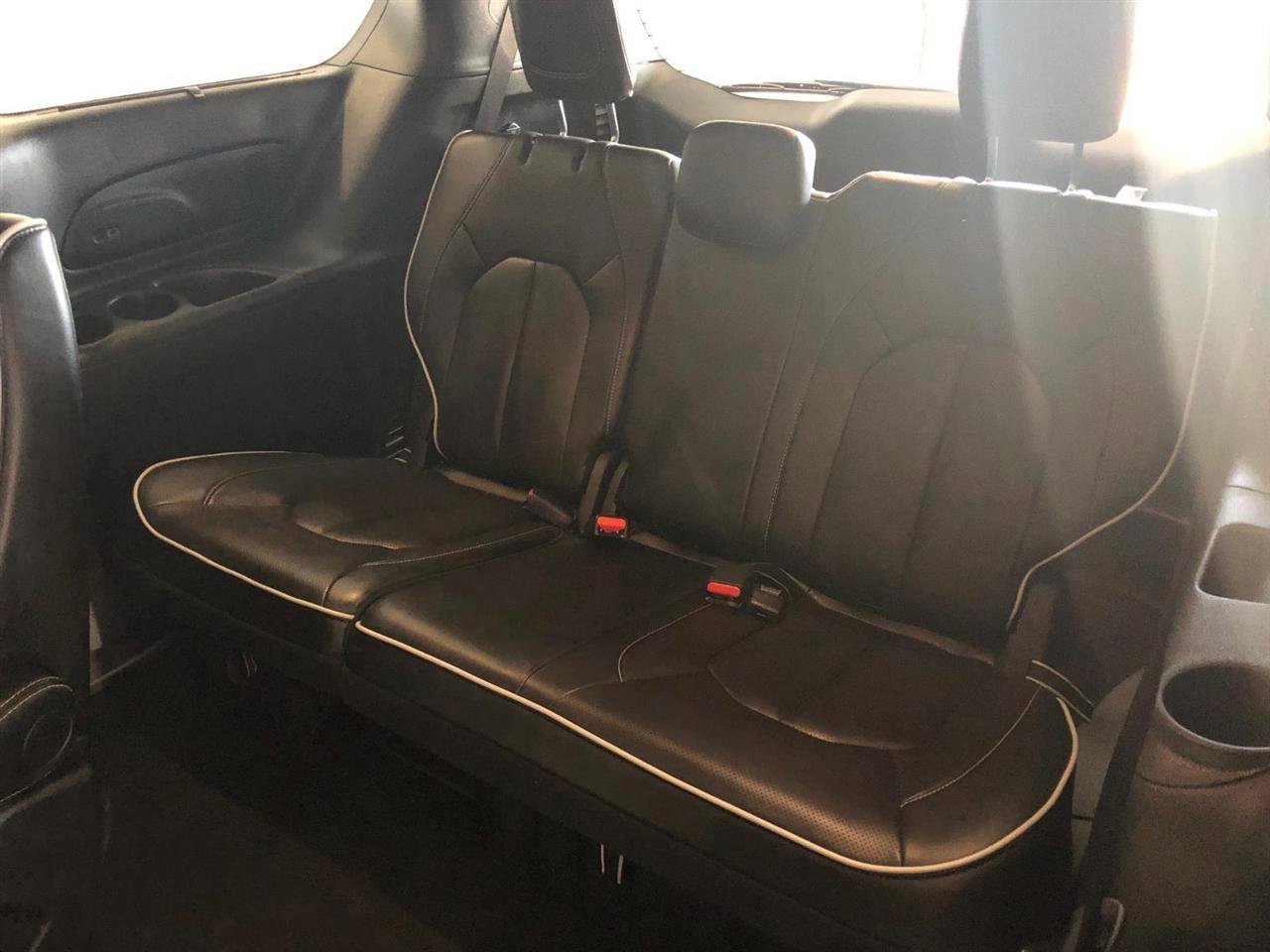 Used 2025 Chrysler Pacifica Limited image 11