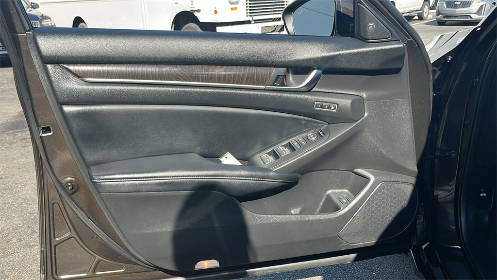 Used 2018 Honda Accord Touring image 11